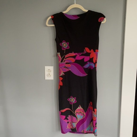 Beautiful patterned Dress - Picture 3 of 4